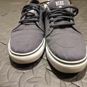 Mens Gray canvas  Nike shoes size 7.5